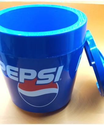Seau à glace Pepsi design vintage des années 80 dans un porte-glaçons en plastique